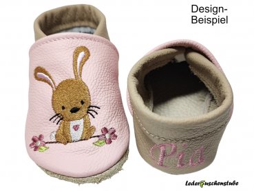Lederpuschen rosa-beige, mit Namen Ferse altrosa Hase ocker-weiß-schwarz-altrosa Blumen altrosa-weiß